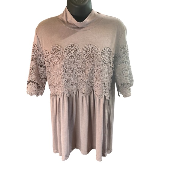 Shannon Ford Tops - Shannon Ford NY Light Purple
Loose Turtleneck Top, Purple Embroidery, Size Med